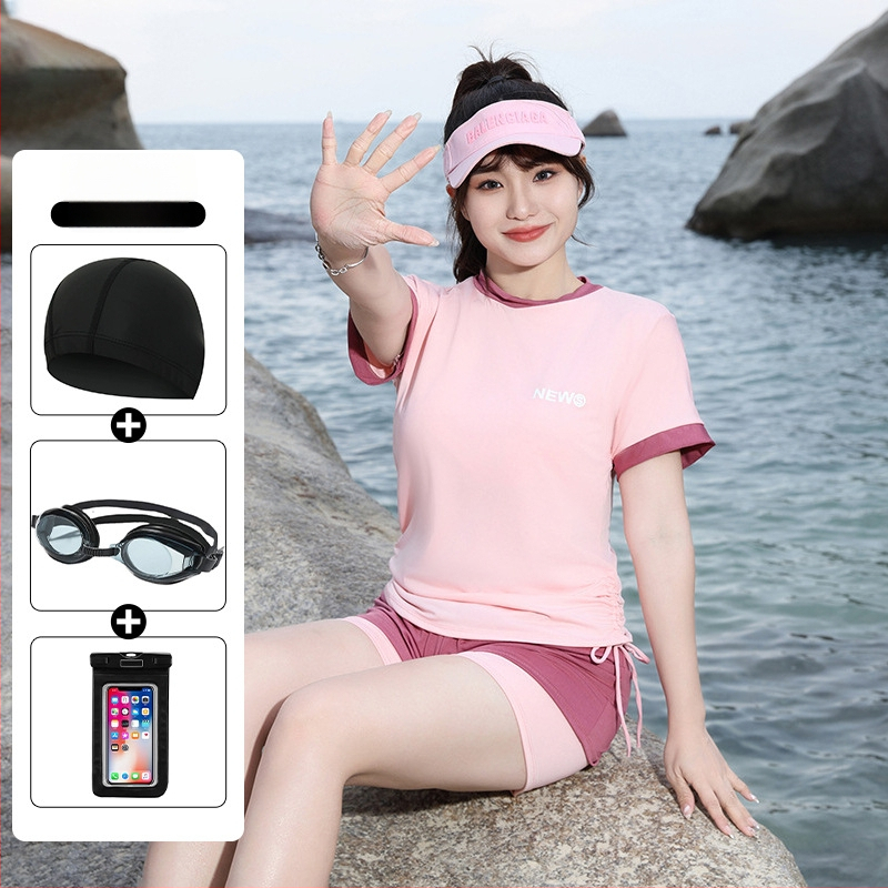 Moterų sportinis maudymosi kostiumėlis su aukštu liemeniu, krūtinės pagalvėlė, Milk Silk audinys, 95% poliesteris, pamušalas 5% spandeksas, trumpomis rankovėmis, vienalytis konservatyvus stilius