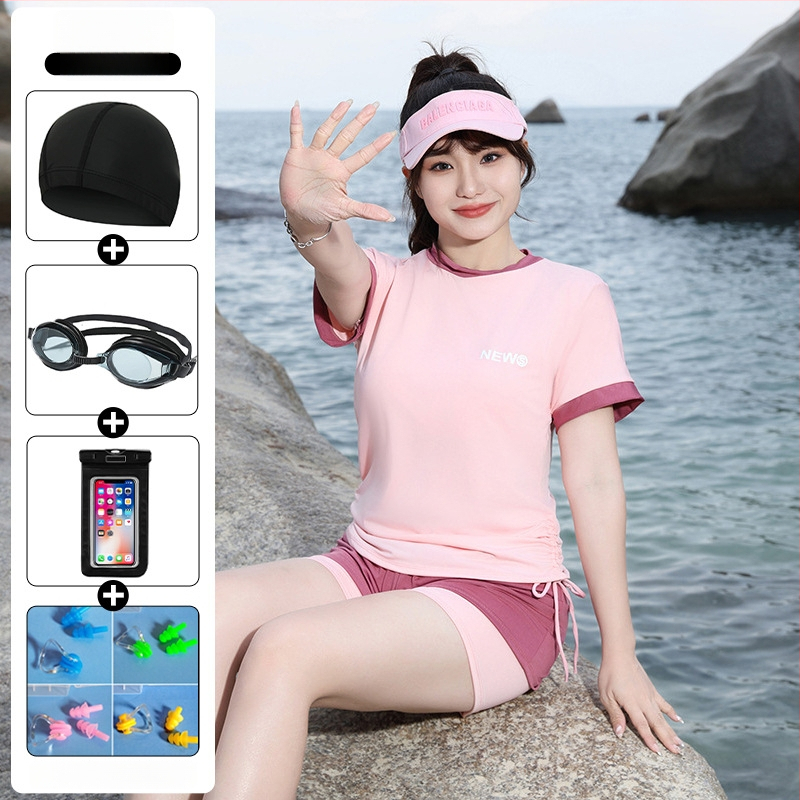 Moterų sportinis maudymosi kostiumėlis su aukštu liemeniu, krūtinės pagalvėlė, Milk Silk audinys, 95% poliesteris, pamušalas 5% spandeksas, trumpomis rankovėmis, vienalytis konservatyvus stilius