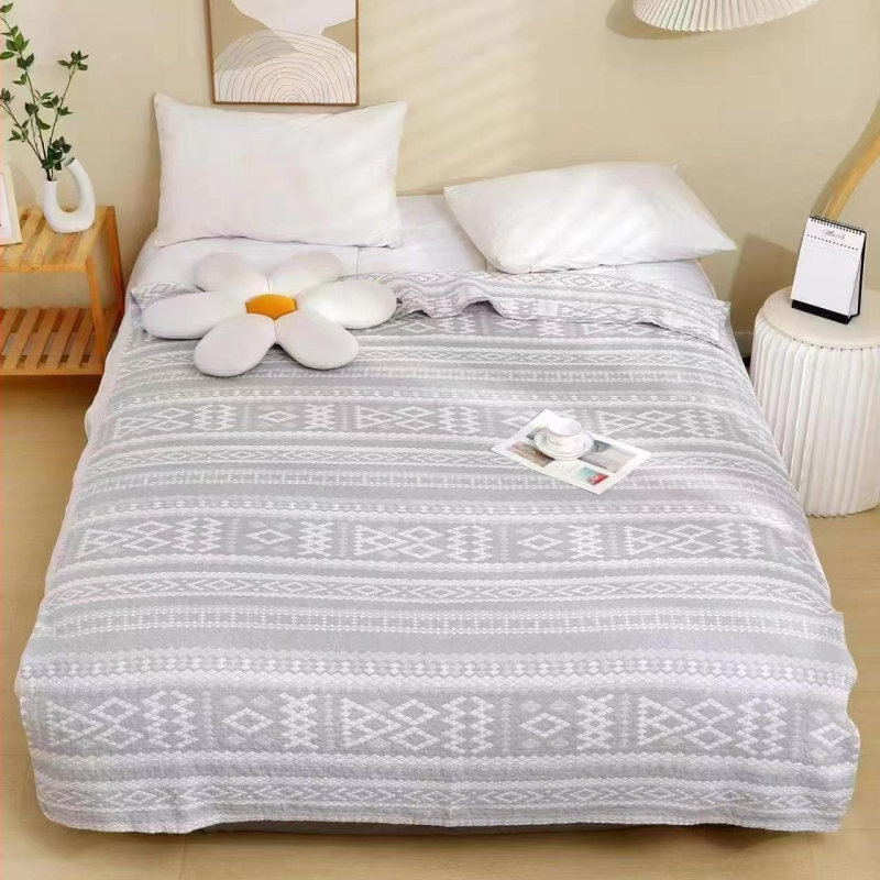 Kolm kihti marli-pleed, 99% puuvill, reaktiivne värvimine, geomeetriline muster, kaal 1,05–1,50 kg, kevad–sügis