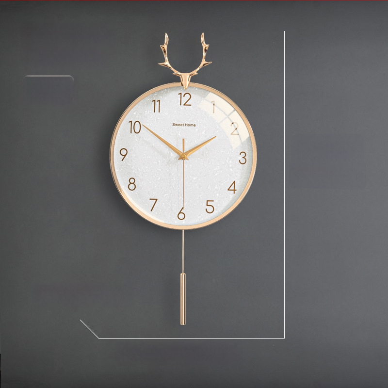 Zidni sat u nordijskom stilu s laganim luksuzom — okruglo metalno kućište, kvarcni mehanizam s tiho hodom (sweep), napajanje baterijom, jednostrana projekcija, mogućnost tiska logotipa