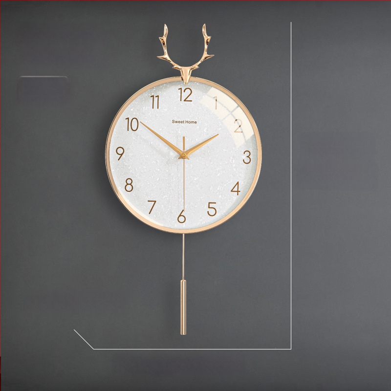 Zidni sat u nordijskom stilu s laganim luksuzom — okruglo metalno kućište, kvarcni mehanizam s tiho hodom (sweep), napajanje baterijom, jednostrana projekcija, mogućnost tiska logotipa