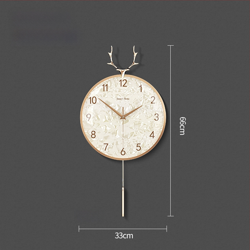 Zidni sat u nordijskom stilu s laganim luksuzom — okruglo metalno kućište, kvarcni mehanizam s tiho hodom (sweep), napajanje baterijom, jednostrana projekcija, mogućnost tiska logotipa