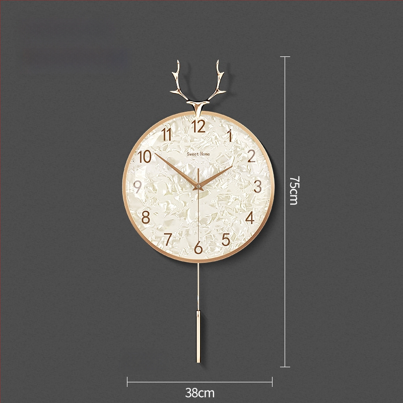 Zidni sat u nordijskom stilu s laganim luksuzom — okruglo metalno kućište, kvarcni mehanizam s tiho hodom (sweep), napajanje baterijom, jednostrana projekcija, mogućnost tiska logotipa