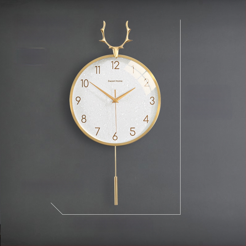 Zidni sat u nordijskom stilu s laganim luksuzom — okruglo metalno kućište, kvarcni mehanizam s tiho hodom (sweep), napajanje baterijom, jednostrana projekcija, mogućnost tiska logotipa