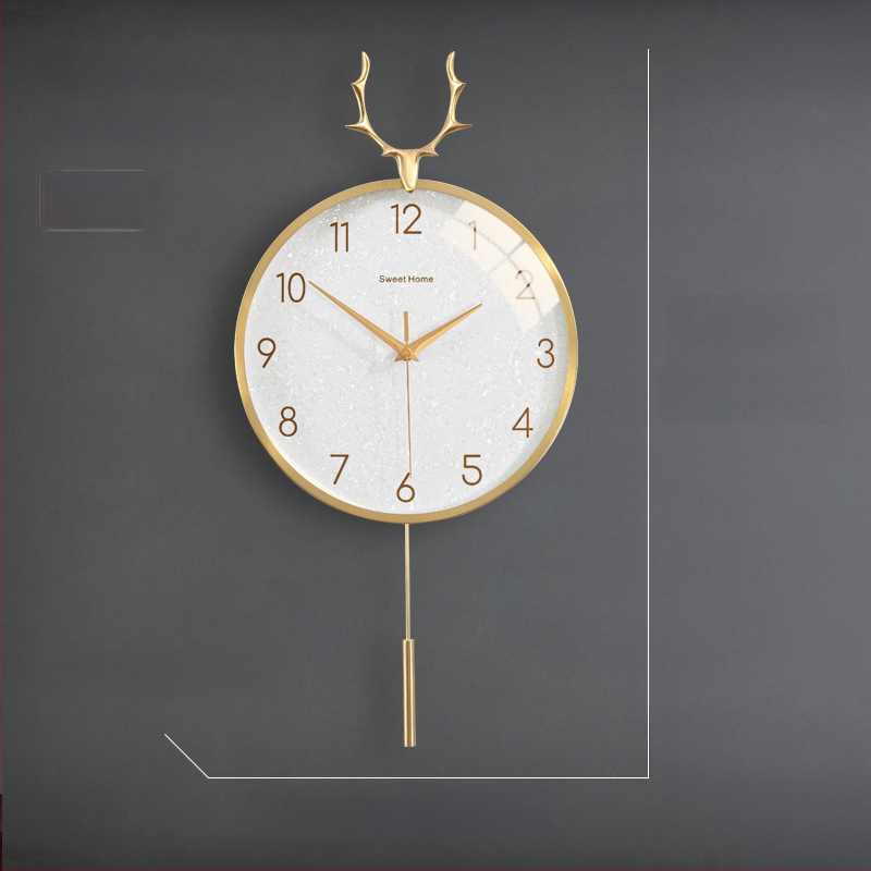 Zidni sat u nordijskom stilu s laganim luksuzom — okruglo metalno kućište, kvarcni mehanizam s tiho hodom (sweep), napajanje baterijom, jednostrana projekcija, mogućnost tiska logotipa