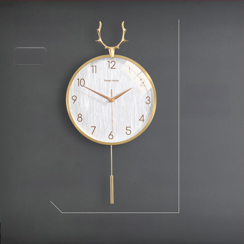 Zidni sat u nordijskom stilu s laganim luksuzom — okruglo metalno kućište, kvarcni mehanizam s tiho hodom (sweep), napajanje baterijom, jednostrana projekcija, mogućnost tiska logotipa