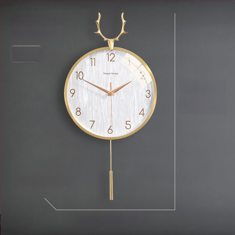 Zidni sat u nordijskom stilu s laganim luksuzom — okruglo metalno kućište, kvarcni mehanizam s tiho hodom (sweep), napajanje baterijom, jednostrana projekcija, mogućnost tiska logotipa