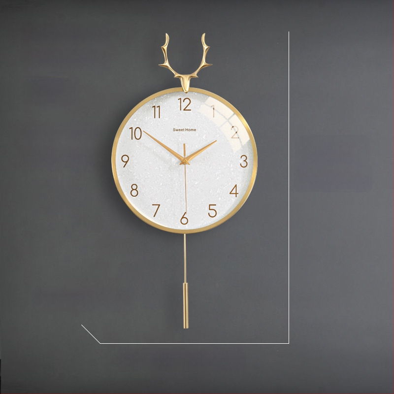 Zidni sat u nordijskom stilu s laganim luksuzom — okruglo metalno kućište, kvarcni mehanizam s tiho hodom (sweep), napajanje baterijom, jednostrana projekcija, mogućnost tiska logotipa