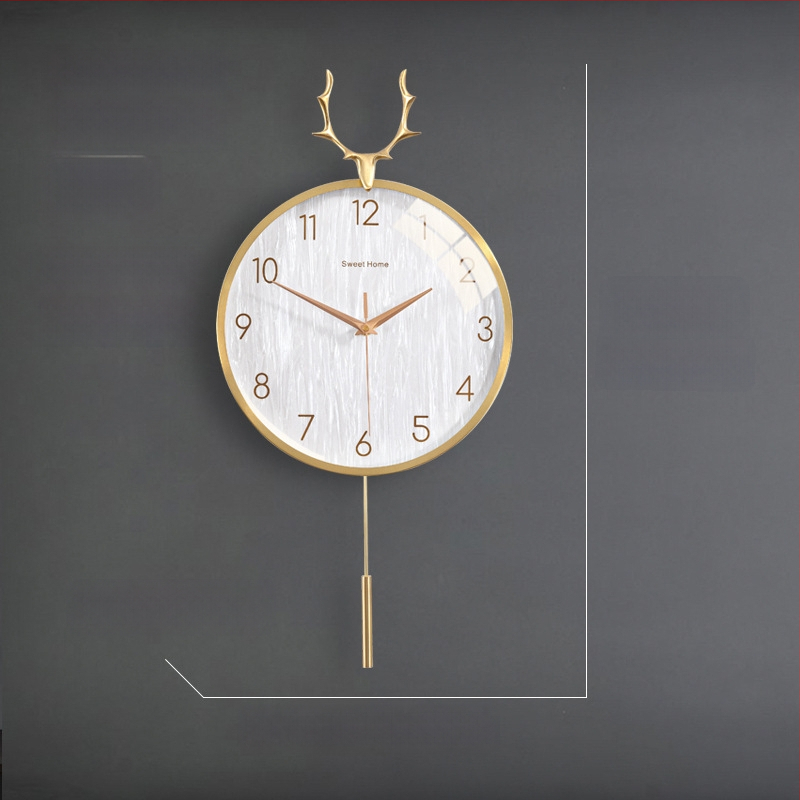 Zidni sat u nordijskom stilu s laganim luksuzom — okruglo metalno kućište, kvarcni mehanizam s tiho hodom (sweep), napajanje baterijom, jednostrana projekcija, mogućnost tiska logotipa