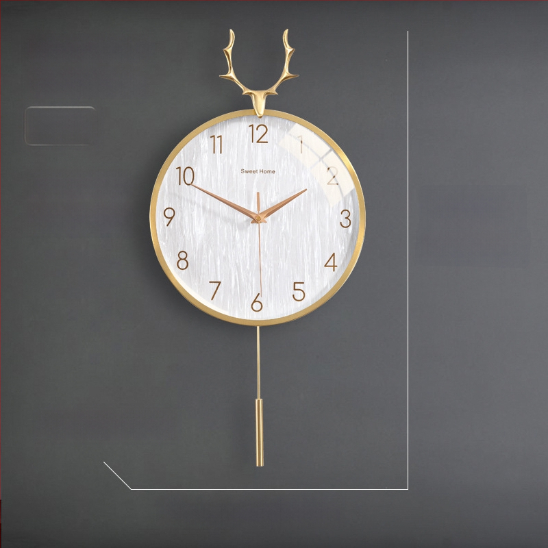 Zidni sat u nordijskom stilu s laganim luksuzom — okruglo metalno kućište, kvarcni mehanizam s tiho hodom (sweep), napajanje baterijom, jednostrana projekcija, mogućnost tiska logotipa