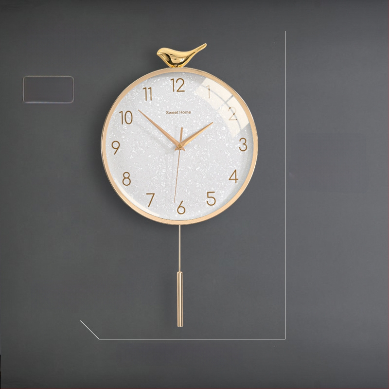 Zidni sat u nordijskom stilu s laganim luksuzom — okruglo metalno kućište, kvarcni mehanizam s tiho hodom (sweep), napajanje baterijom, jednostrana projekcija, mogućnost tiska logotipa