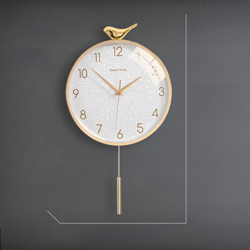 Zidni sat u nordijskom stilu s laganim luksuzom — okruglo metalno kućište, kvarcni mehanizam s tiho hodom (sweep), napajanje baterijom, jednostrana projekcija, mogućnost tiska logotipa