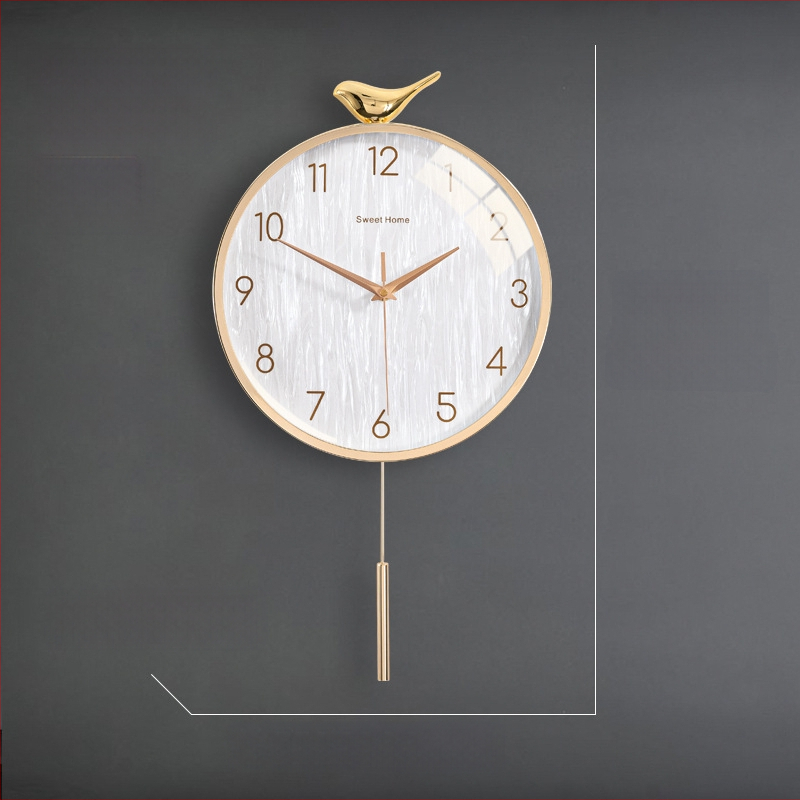 Zidni sat u nordijskom stilu s laganim luksuzom — okruglo metalno kućište, kvarcni mehanizam s tiho hodom (sweep), napajanje baterijom, jednostrana projekcija, mogućnost tiska logotipa