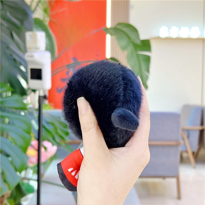 Κούκλα plush για μπρελόκ τσάντας – εξαιρετικά απαλό κοντό βελούδινο ύφασμα, γέμωση PP βάμβακι, επεξεργασία OEM με λογότυπο, κατάλληλη για ηλικίες 14+, μικρό κινούμενο παιχνίδι/μπρελόκ