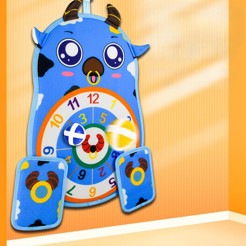 Visklemäng lipilise sihtkolliga pall ja imav tahvel — Qi Xiaonan; materjal: karvane kangas; vanusgrupp: 4–6 aastat