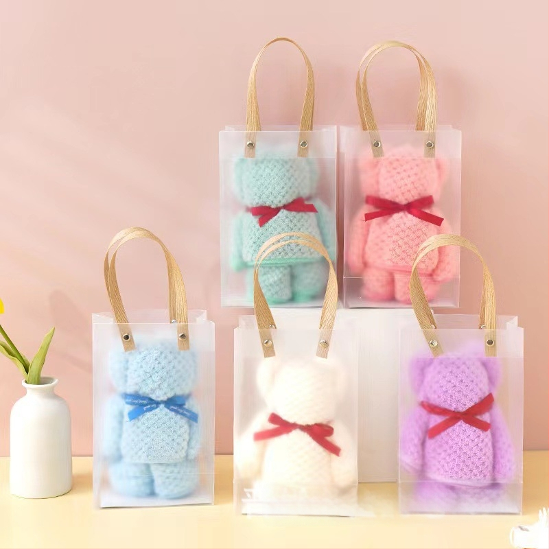 Mackó formájú korall velúr törölköző ajándékdobozban, esküvői kiadás, vastagabb nedvszívó, logónyomás elérhető