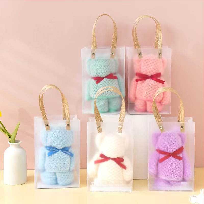 Mackó formájú korall velúr törölköző ajándékdobozban, esküvői kiadás, vastagabb nedvszívó, logónyomás elérhető