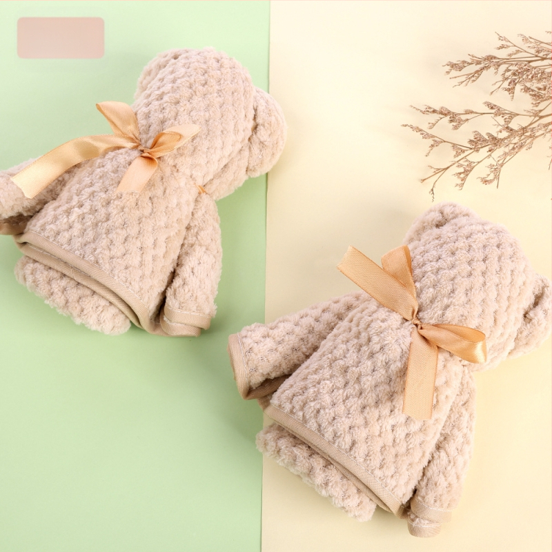 Mackó formájú korall velúr törölköző ajándékdobozban, esküvői kiadás, vastagabb nedvszívó, logónyomás elérhető