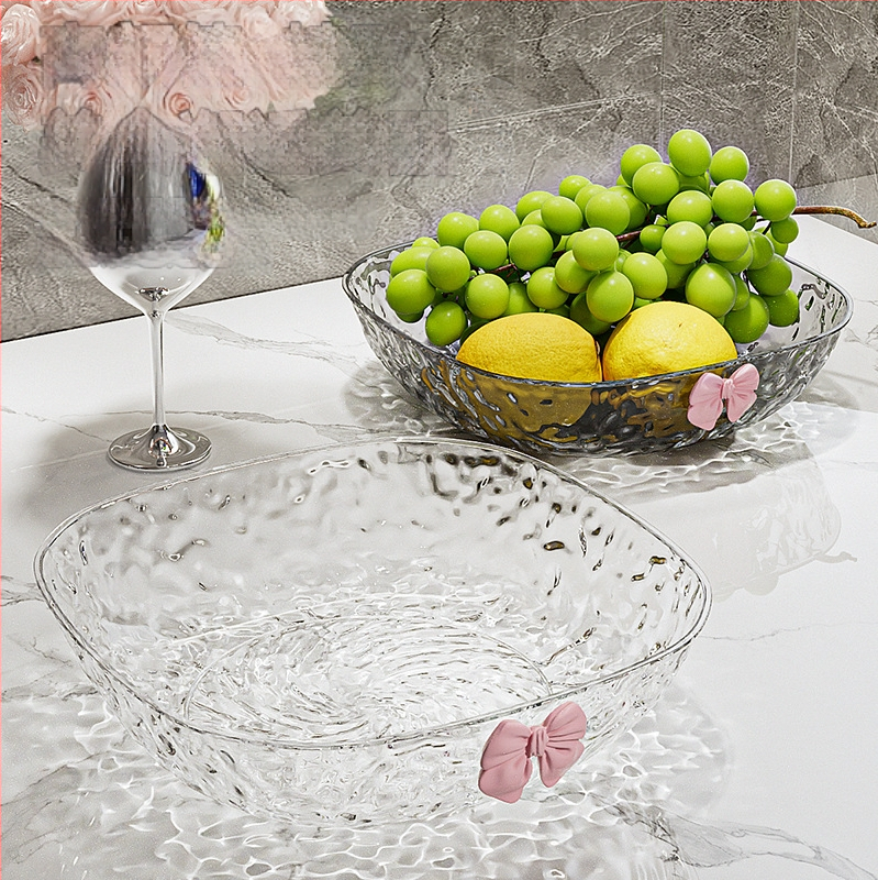 Műanyag gyümölcstál kalapált textúrával és pillangócsomó mintával, könnyed luxus retro stílus