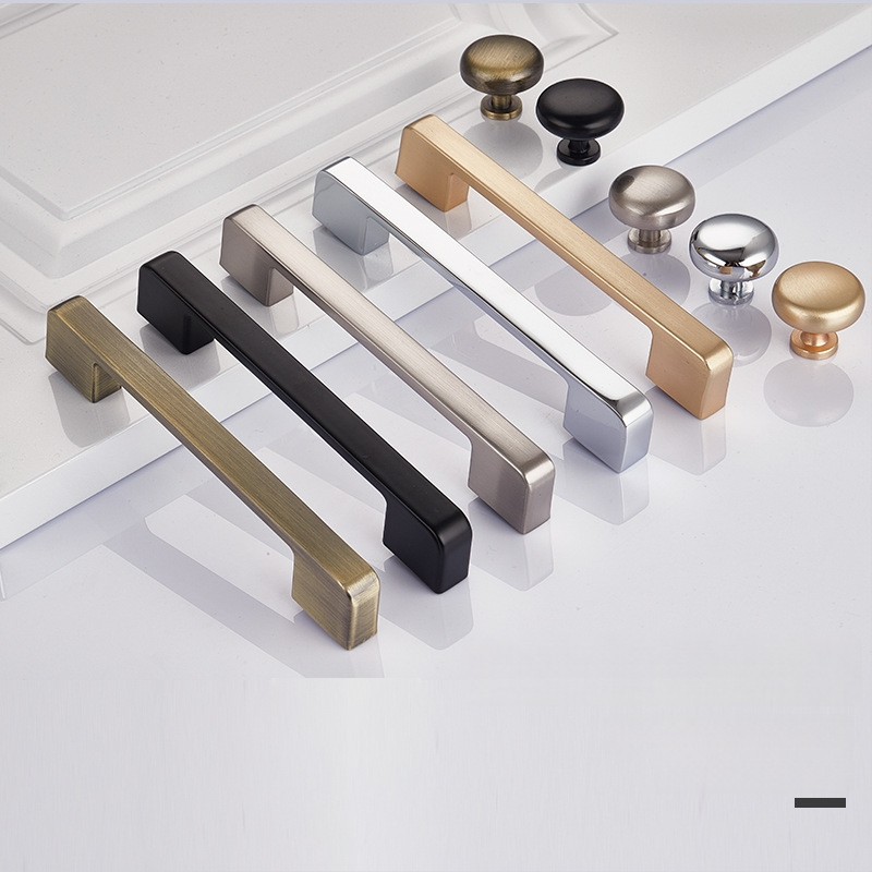 Mėbinių rankenėlė spintos, spintelės ir naktinio stalo durims; cinko lydinys; elektroplakavimas; šiuolaikinis minimalistinis stilius