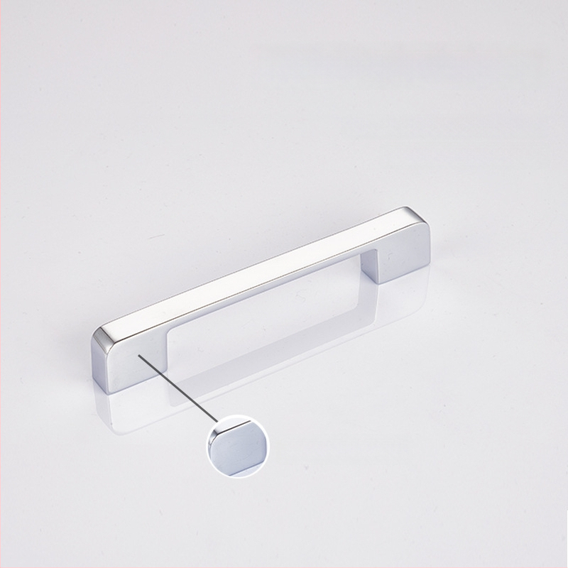 Mėbinių rankenėlė spintos, spintelės ir naktinio stalo durims; cinko lydinys; elektroplakavimas; šiuolaikinis minimalistinis stilius