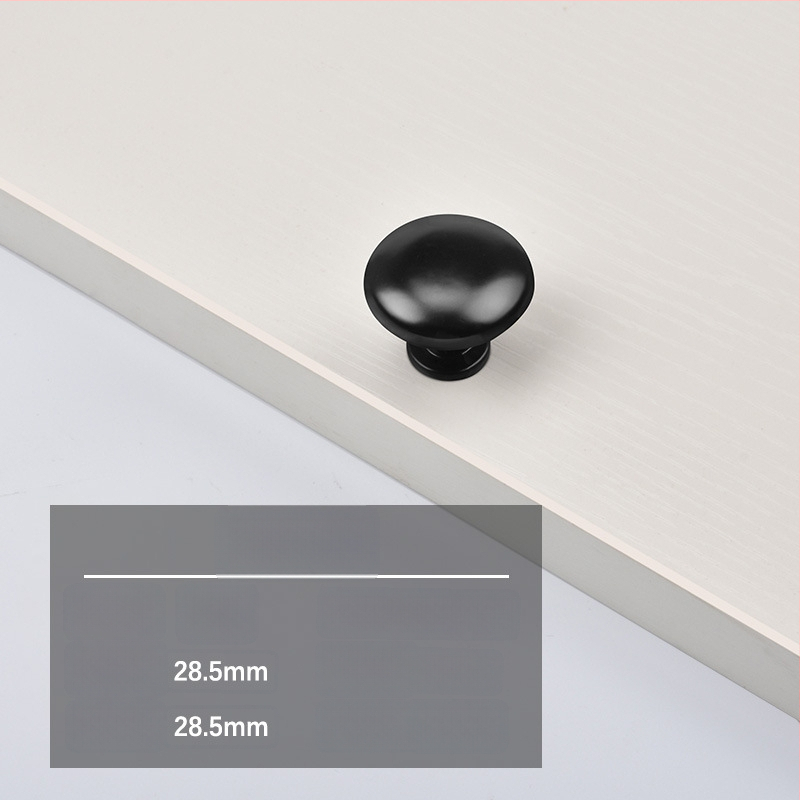 Mėbinių rankenėlė spintos, spintelės ir naktinio stalo durims; cinko lydinys; elektroplakavimas; šiuolaikinis minimalistinis stilius