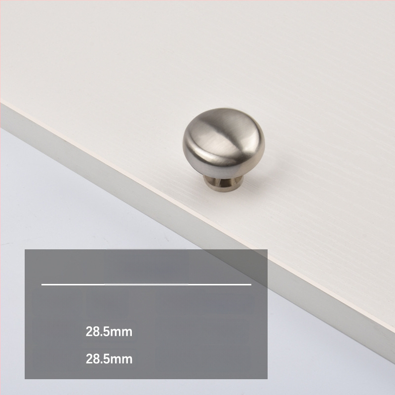 Mėbinių rankenėlė spintos, spintelės ir naktinio stalo durims; cinko lydinys; elektroplakavimas; šiuolaikinis minimalistinis stilius