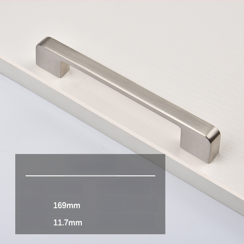 Mėbinių rankenėlė spintos, spintelės ir naktinio stalo durims; cinko lydinys; elektroplakavimas; šiuolaikinis minimalistinis stilius