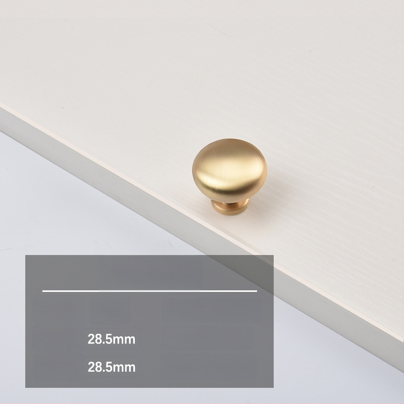 Mėbinių rankenėlė spintos, spintelės ir naktinio stalo durims; cinko lydinys; elektroplakavimas; šiuolaikinis minimalistinis stilius