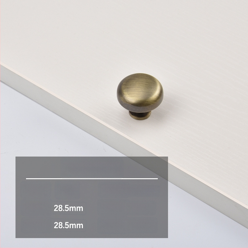 Mėbinių rankenėlė spintos, spintelės ir naktinio stalo durims; cinko lydinys; elektroplakavimas; šiuolaikinis minimalistinis stilius