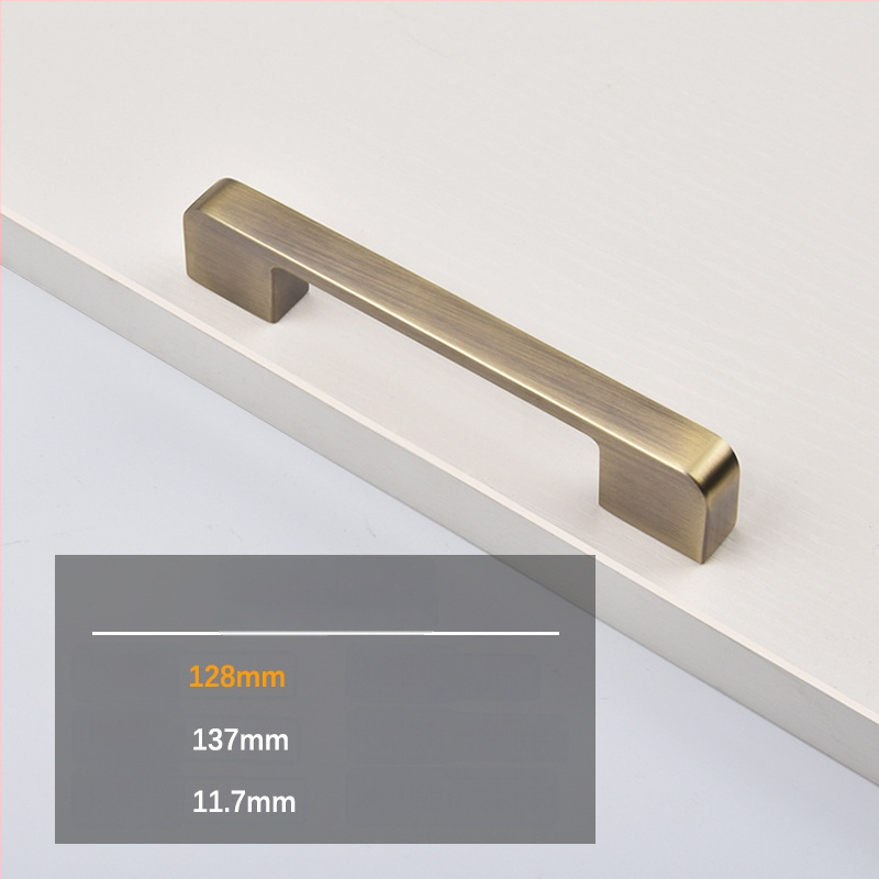 Mėbinių rankenėlė spintos, spintelės ir naktinio stalo durims; cinko lydinys; elektroplakavimas; šiuolaikinis minimalistinis stilius