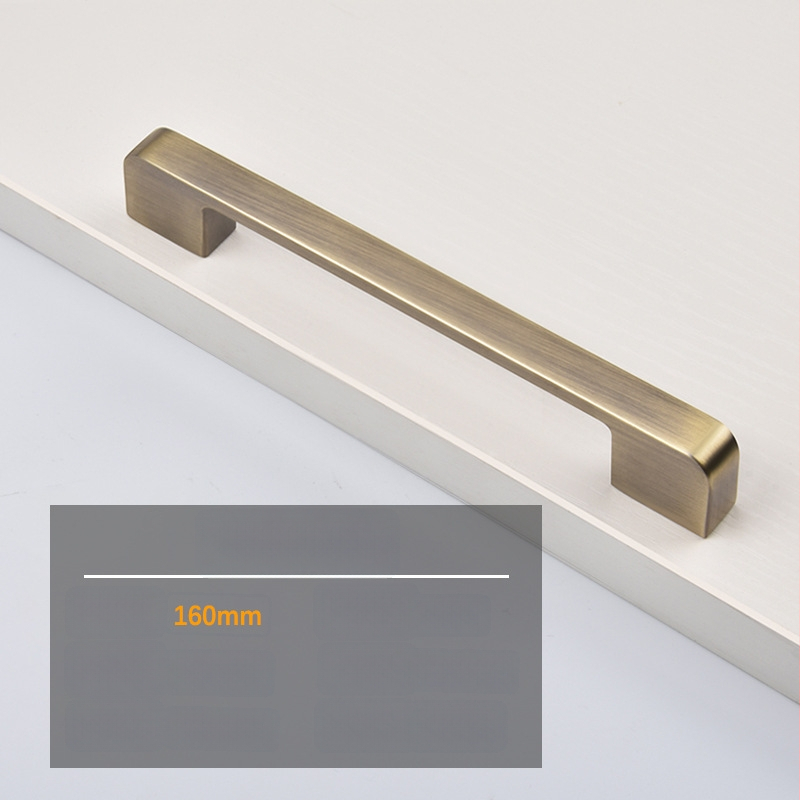 Mėbinių rankenėlė spintos, spintelės ir naktinio stalo durims; cinko lydinys; elektroplakavimas; šiuolaikinis minimalistinis stilius