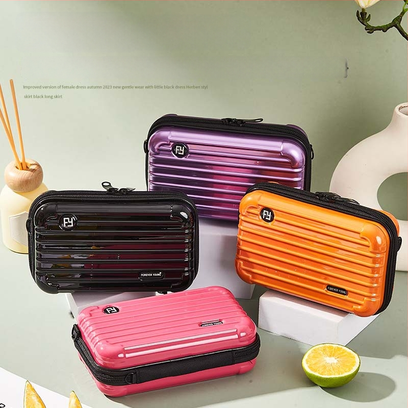 Kosmetinė rankinė su tvirtu korpusu iš ABS+PC, atspari vandeniui ir skalbiama, su užtrauktuko kišene, talpa mažiau nei 20 l.