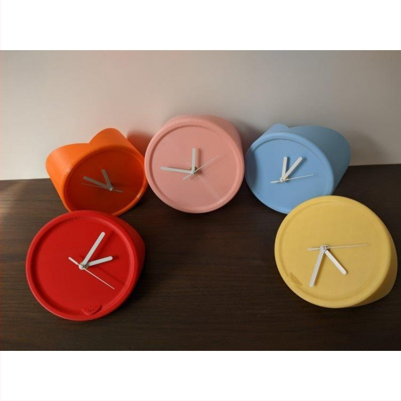 Dekoratív falióra, egyszerű modern stílus; mechanikus működés, elemes, egyoldalas, műanyag ház és számlap, vízálló