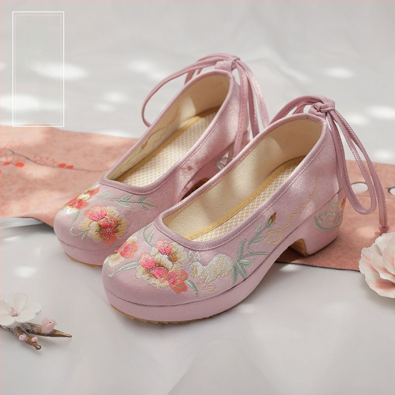 Moteriški audinio bateliai siuvinėti su gėlių motyvu, viršus medvilnė, guma padas, kvadratinis pirštas, žemas kulnas, vasaros modelis