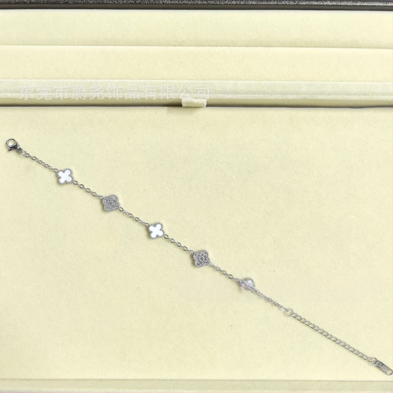 Гривна с четирилистна детелина от титаново стомано, циркон, унисекс, модерен стил, пролет 2025