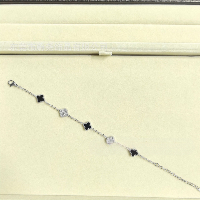 Гривна с четирилистна детелина от титаново стомано, циркон, унисекс, модерен стил, пролет 2025