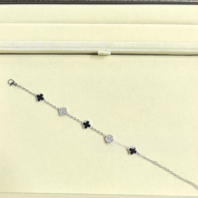 Гривна с четирилистна детелина от титаново стомано, циркон, унисекс, модерен стил, пролет 2025