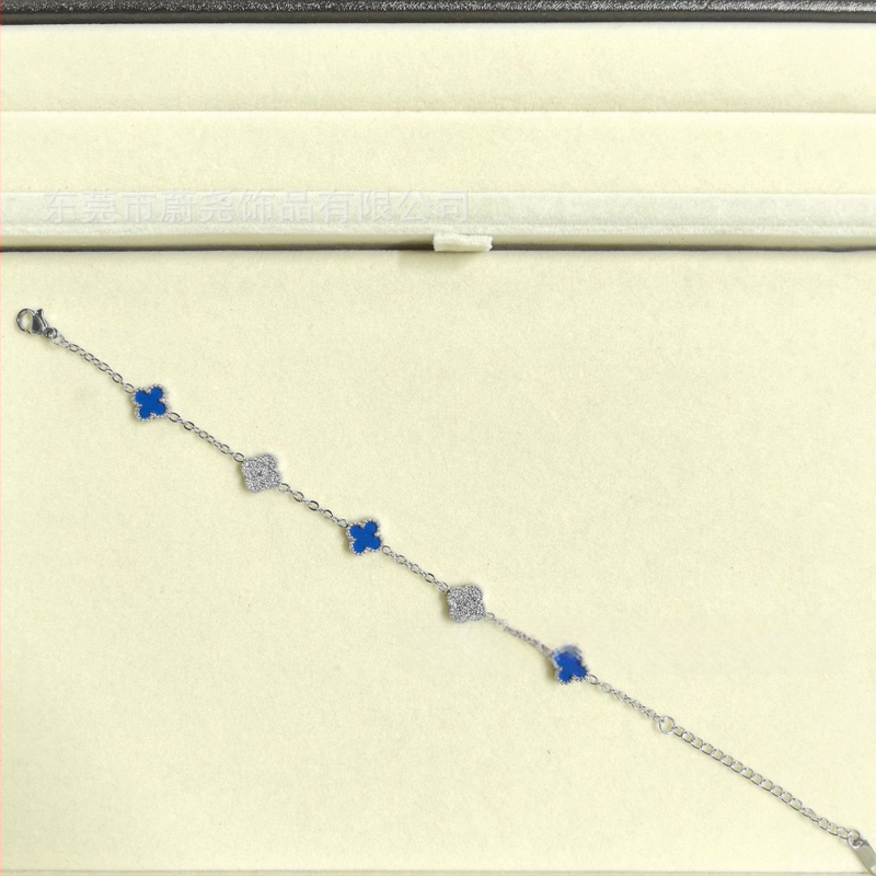 Гривна с четирилистна детелина от титаново стомано, циркон, унисекс, модерен стил, пролет 2025