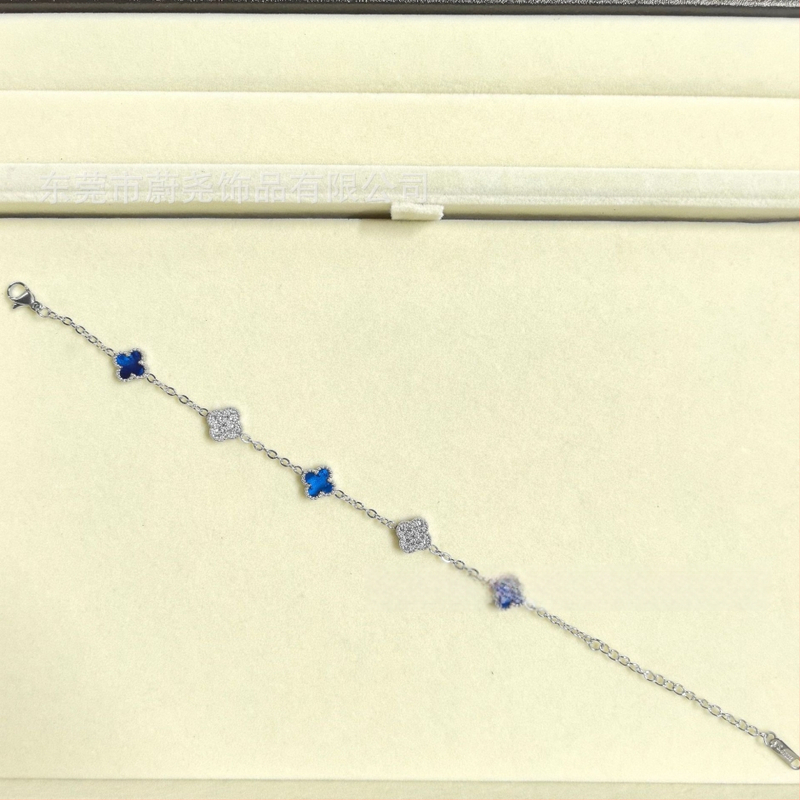 Гривна с четирилистна детелина от титаново стомано, циркон, унисекс, модерен стил, пролет 2025