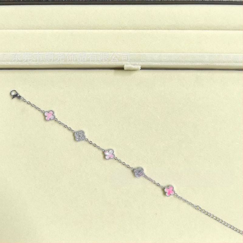 Гривна с четирилистна детелина от титаново стомано, циркон, унисекс, модерен стил, пролет 2025