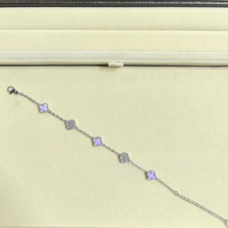 Гривна с четирилистна детелина от титаново стомано, циркон, унисекс, модерен стил, пролет 2025