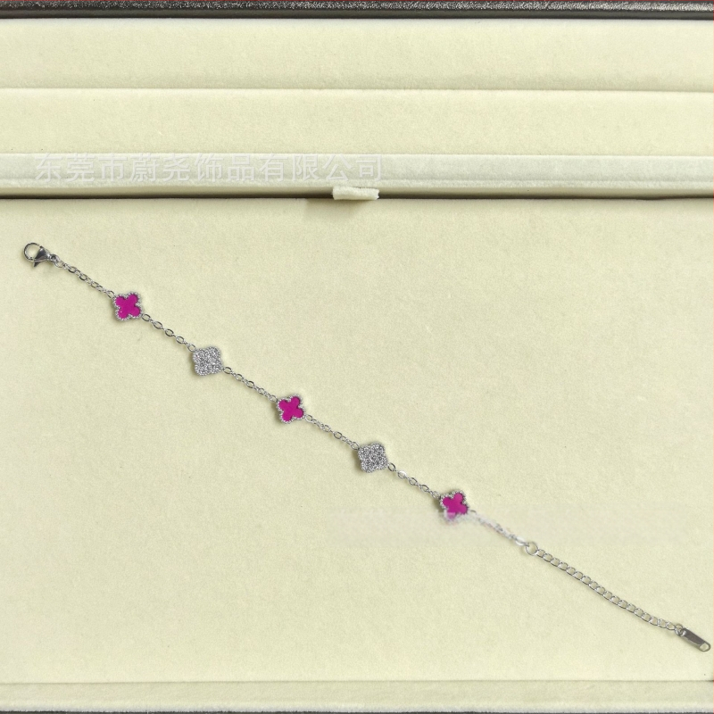 Гривна с четирилистна детелина от титаново стомано, циркон, унисекс, модерен стил, пролет 2025