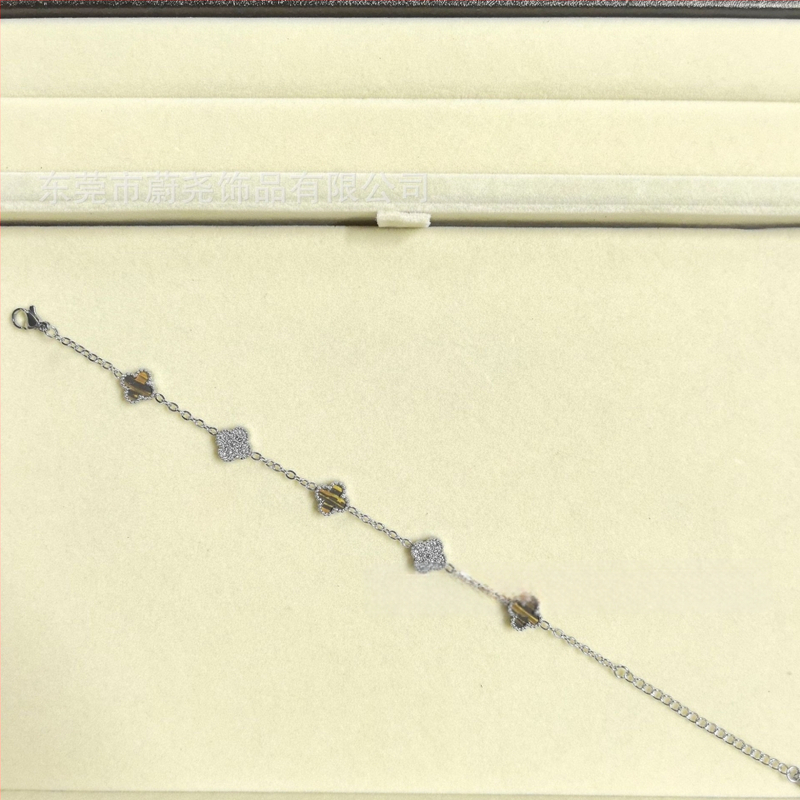 Гривна с четирилистна детелина от титаново стомано, циркон, унисекс, модерен стил, пролет 2025