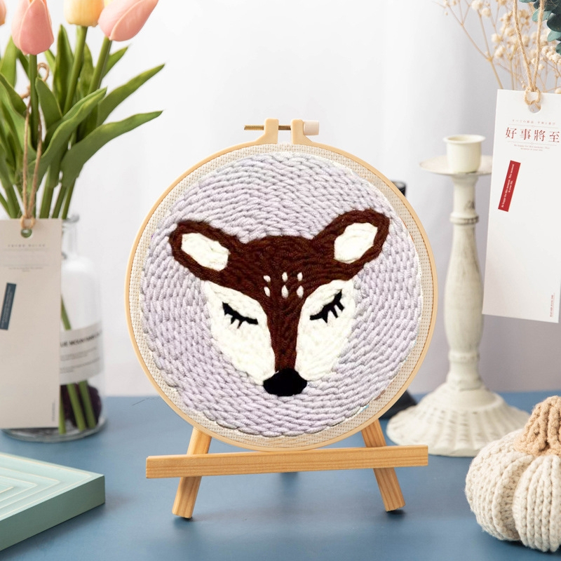 Krustšūšanas komplekts ar karikatūru/anime motīvu, mūsdienīgs minimālisma stils; piemērots viesistabai vai guļamistabai.