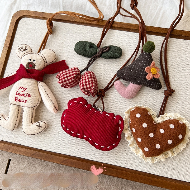 Vaikų karoliai su 3D kiškiuko karikatūra ir mažuoju obuolio pakabuku, audinio pakabukas, išplėstinis grandinės ilgis 11 cm+, amžiaus grupė 3–10 metų