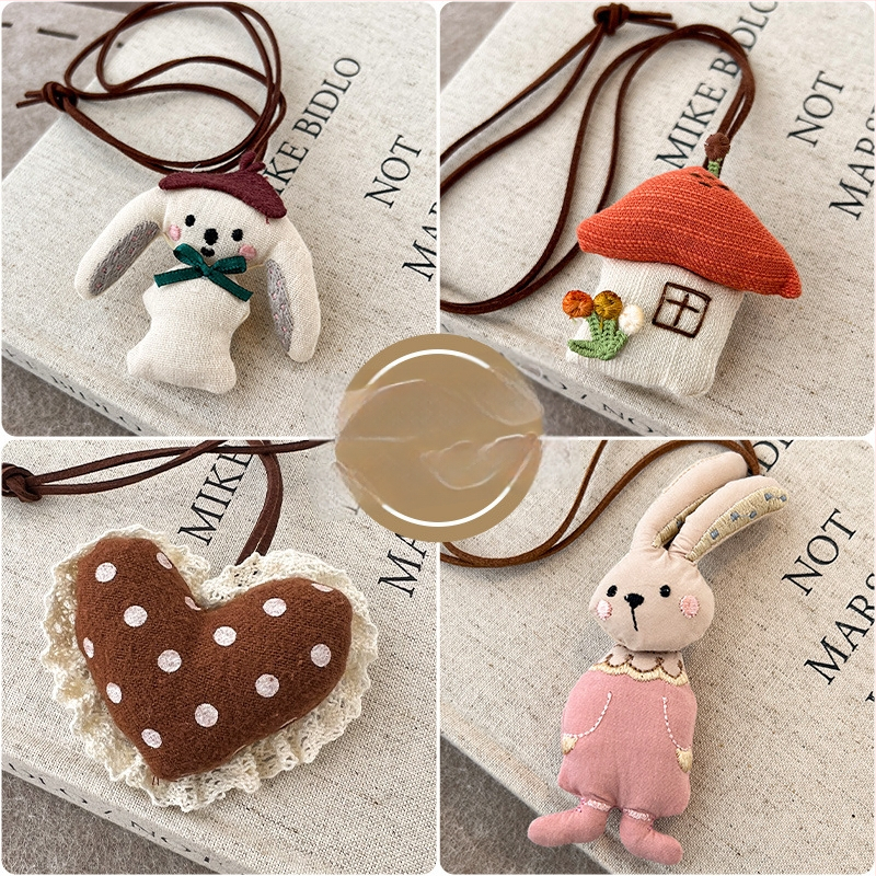 Vaikų karoliai su 3D kiškiuko karikatūra ir mažuoju obuolio pakabuku, audinio pakabukas, išplėstinis grandinės ilgis 11 cm+, amžiaus grupė 3–10 metų