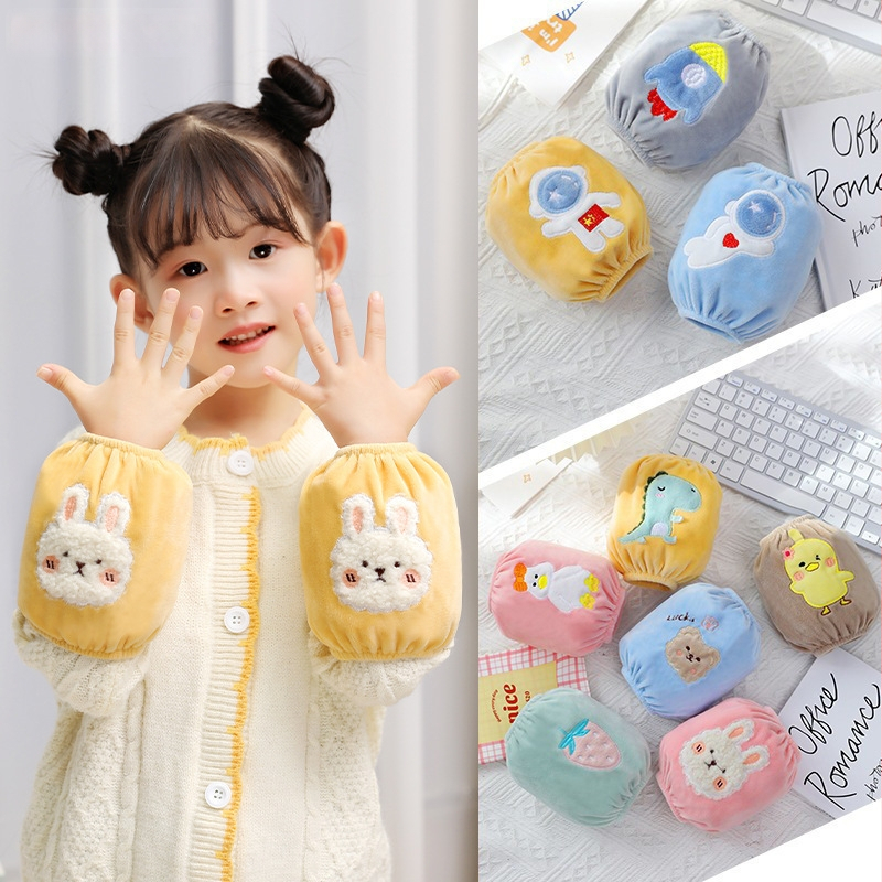 Vaikų rankovių apsauga, karikatūrinis modelis, siuvinėti, krištolo veliūras, antišvarumas, rudens–žiemos (Medžiaga: krištolo velvetas; Modelis: karikatūra; Apdorojimo būdas: siuvinėjimas; Funkcija: antišvarumas; Sezona: ruduo–žiema)