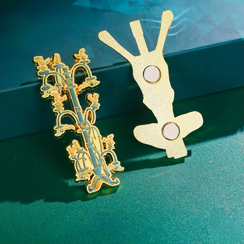 Fém kitűző – modern művészeti stílus, ajándék születésnapra, diplomaosztóra és bulira, barátoknak és osztálytársaknak