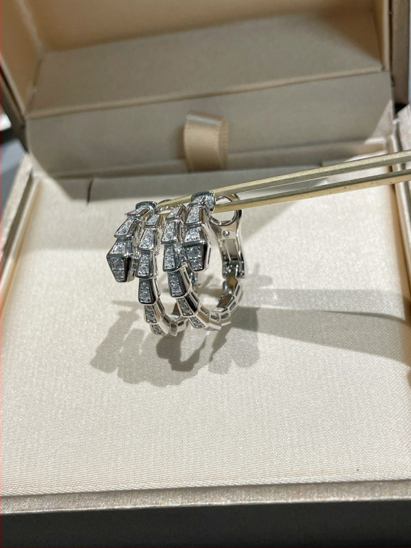 Gyvatės formos apyrankė su deimantais, 18K dengimas, atvira gyvatės galva su keliomis kilpomis (Medžiaga: V gold; Apdorojimas: Deimantas; Kilmė: Guangzhou; Metai/Sezonas: 2023 ruduo; Stilius: Lengvas prabanga)